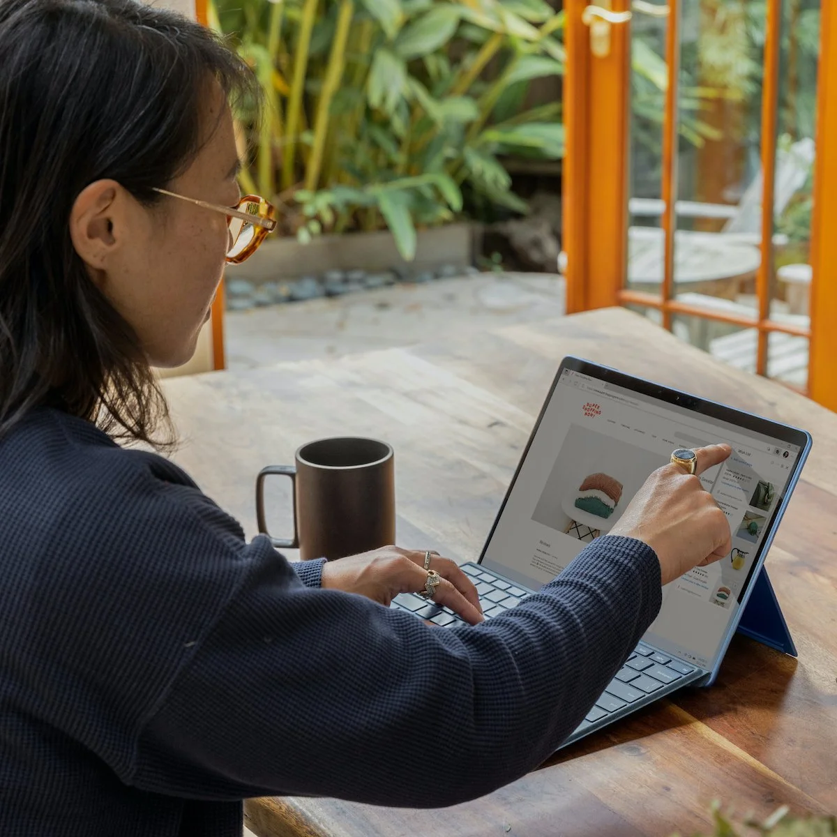 Person following an online process on a laptop at a desk